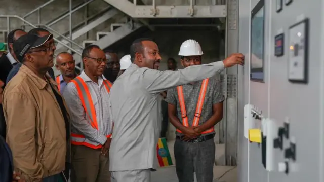 ጠቅላይ ሚኒስትር ዐቢይ ተርባይኑን ሥራ ሲያስጀምሩ