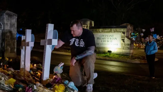 Um homem presta homenagem no localcomo ganhar dinheiro na roleta brasileiraum ataque a tiroscomo ganhar dinheiro na roleta brasileirauma escola particularcomo ganhar dinheiro na roleta brasileiraNashville, Tennessee