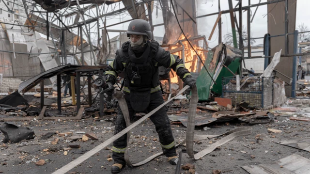 Працівники екстрених служб в Україні прибули на місце пожежі в ангарі, зруйнованому внаслідок удару дрона