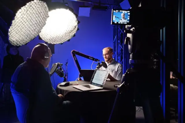 Запись подкаста в студии Русской службы Би-би-си