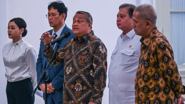 Gubernur Bank Indonesia (BI) Perry Warjiyo (tengah), Menko Perekonomian Airlangga Hartarto (kedua kanan), Menkeu Purbaya Yudhi Sadewa (kedua kiri), Ketua Dewan Komisioner OJK Friderica Widyasari (kiri), dan Ketua Dewan Komisioner LPS Anggito Abimanyu (kanan) memberikan keterangan pers usai melakukan pertemuan dengan Presiden Prabowo Subianto di Istana Merdeka, Jakarta, Selasa (5/5/2026).