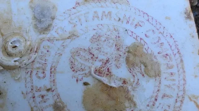 Тарілка, знайдена на місці корабельної аварії, з логотипом Cunard