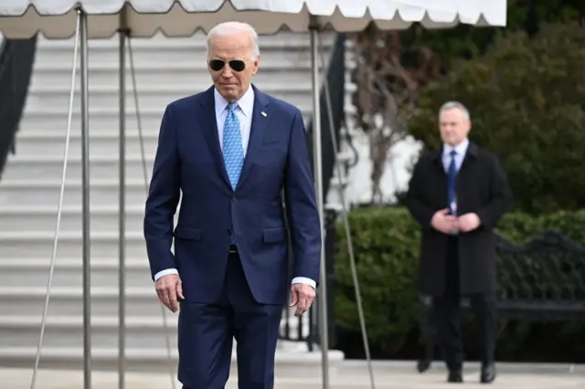 Le président américain Joe Biden s'adresse aux journalistes avant de monter à bord de Marine One sur la pelouse sud de la Maison-Blanche à Washington, DC, le 30 janvier 2024.