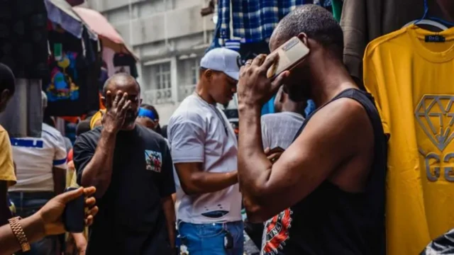 Pipo for busy market dey make phone call