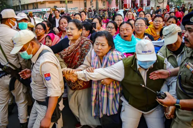 রাস্তায় প্রতিবাদ জানাচ্ছেন নারীরা।