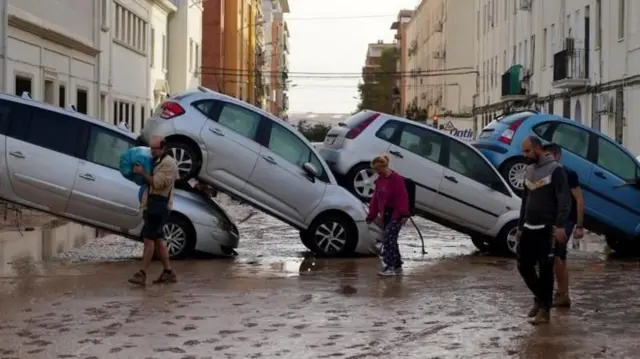 લોકો સામાન ફેંકી રહ્યા છે