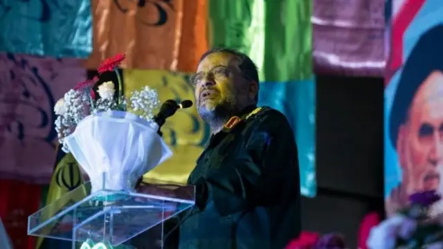 غلامرضا سلیمانی پشت تریبون در حال سخنرانی