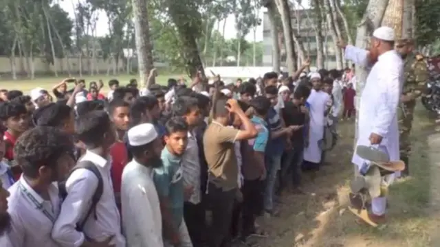 বিক্ষুব্ধ জনতার একাংশ