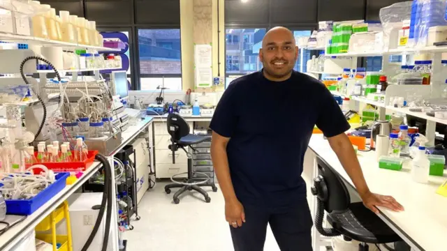 आफ्नो प्रयोगशालामा जीवन नागराजा