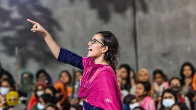 பற்றி எரியும் வங்கதேசம் - போராட்டத்தின் தீவிரத்தை உணர்த்தும் புகைப்பட தொகுப்பு