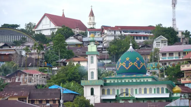 Masjid dan gereja 'saling berpandangan'.