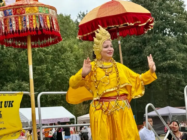 पासा पुचा गुठी यूकेमा कला देखाउँदै एक कलाकार 