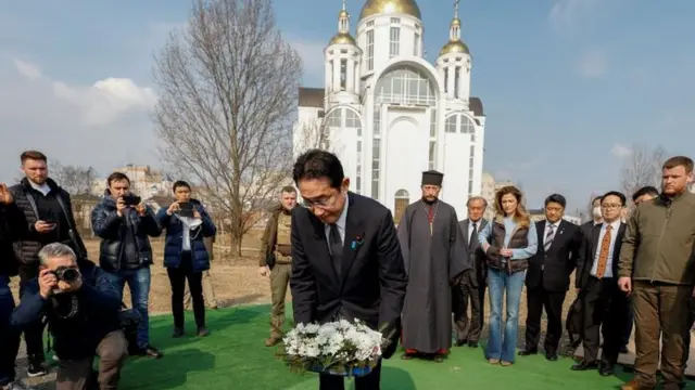 Kishida visits mass grave in Bucha