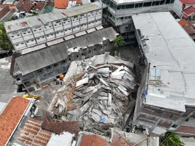 Kondisi Ponpes Al Khoziny di Sidoarjo, Jawa Timur, pada Rabu (01/10).