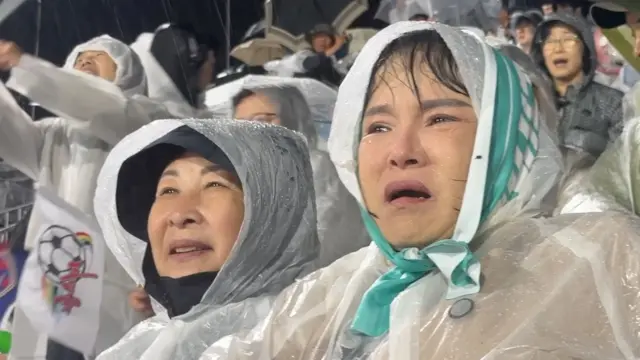 우비를 입고 응원하는 김연화 씨