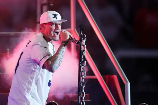 Vanilla Ice biểu diễn trong giờ nghỉ giữa hiệp trận đấu giữa Chicago Bears và Minnesota Vikings tại sân vận động U.S. Bank Stadium vào ngày 16/12/2024 ở thành phố Minneapolis, bang Minnesota