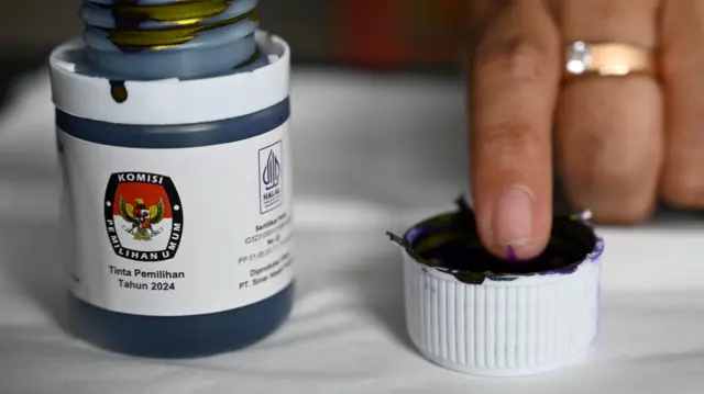 Warga memasukan jarinya ke dalam tinta usai menggunakan hak pilihnya pada Pilkada Serentak 2024 Kota Denpasar di TPS 05, Desa Sumerta Kelod, Denpasar Timur, Kota Denpasar, Bali, Rabu (27/11/2024). Selain memilih Wali kota dan Wakil Wali kota Denpasar, warga juga melakukan pemilihan Gubernur dan Wakil Gubernur Bali. 