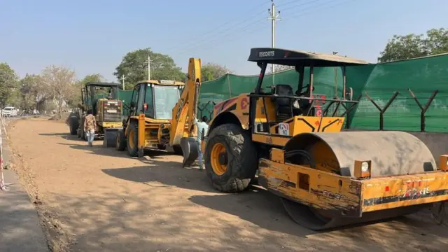 पीडब्ल्यूडी को वन विभाग के अंतर्गत आने वाले पेड़ों की कटाई की अनुमति मिल चुकी है और वहां काम चल रहा है