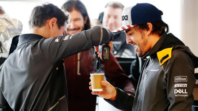 Помішує чашку чаю, яку він заварив для Фернандо Алонсо, за допомогою електроінструменту на Гран-прі США 2018 року в Остіні.