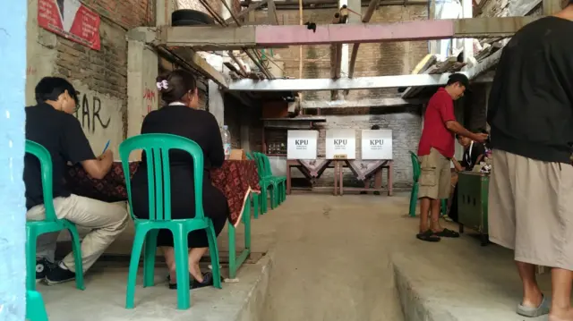 Seorang warga bercerita, petugas TPS sampai harus memanggil warga dengan speaker agar mencoblos.