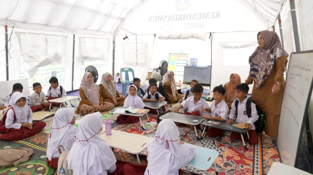 Siang itu, Senin (11/05), di tengah cuaca yang mendung, para murid tengah belajar tentang pentingnya rasa cinta dan keutuhan Negara Kesatuan Republik Indonesia.
