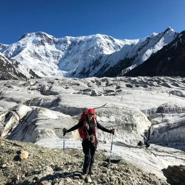 Альпинистка Наталья Наговицина на фоне пика Победы