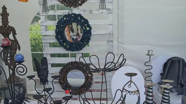 හැඳි ගෑරුප්පු, ආහාර දමන බඳුන්, විසිතුරු භාණ්ඩ ඇතුළු විවිධ වර්ගයේ භාණ්ඩ සියයකට වැඩි ප්‍රමාණයක් ද මෙටල් ෆැක්ටර් ආයතනය විසින් නිපදවන බව ඇය පවසන්නී ය.