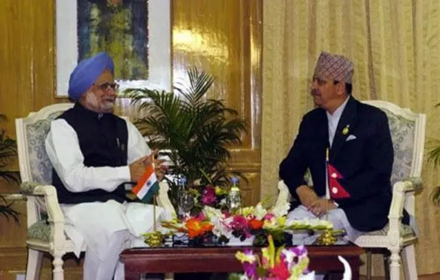 ढाका सार्क शिखर सम्मेलनमा राजा ज्ञानेन्द्र र भारतीय प्रधानमन्त्री मनमोहन सिंह