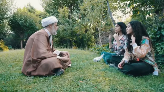 صحنه‌ای از فیلم عمامه‌ صورتی که در آن دو دوختر بدون حجاب با شخصیت آخوند فیلم صحبت می‌کنند