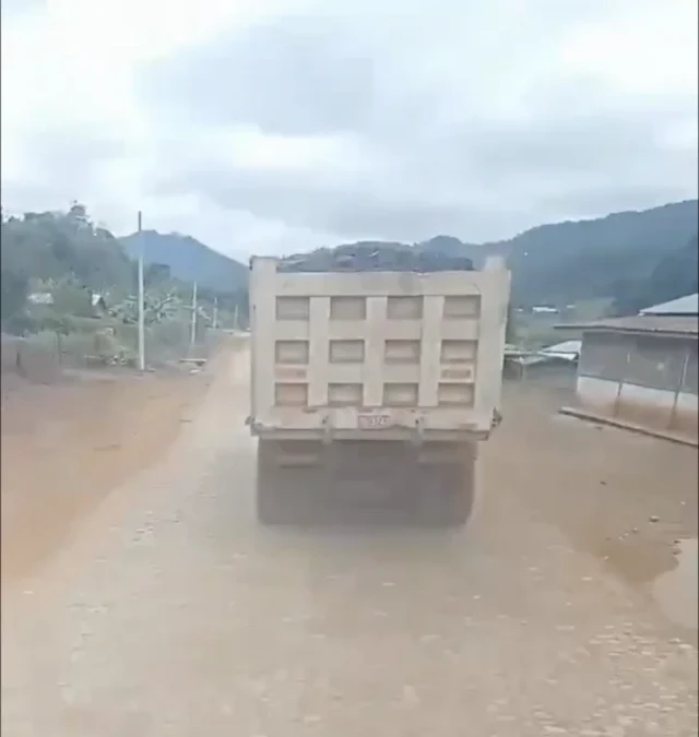 မဲကင်ကျေးရွာအနီးက ကျောက်မီးသွေးတွင်းကနေ ဓာတ်အားပေးစက်ရုံကို ကျောက်မီးသွေးသယ်လာတဲ့မြင်ကွင်း