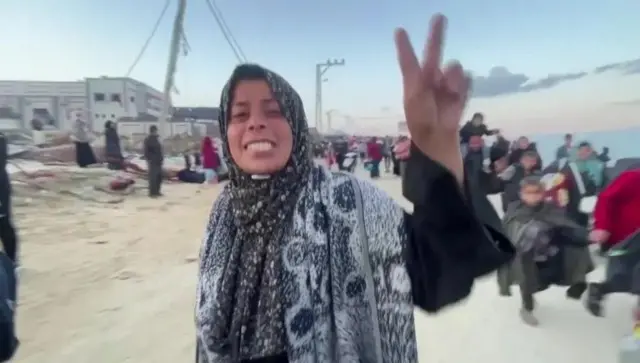 उत्तर गाझात परतत असताना एक महिला 