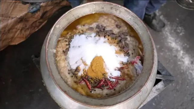 बुल फ़ज़ल ने अकबर के दरबारी खानों में मुतंजन की चर्चा की है