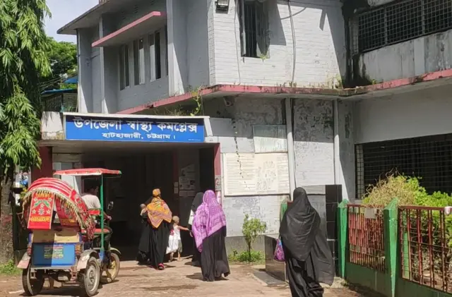 আহতের প্রাথমিক চিকিৎসা দেওয়া হয় হাটহাজারি উপজেলা স্বাস্থ্য কমপ্লেক্সে