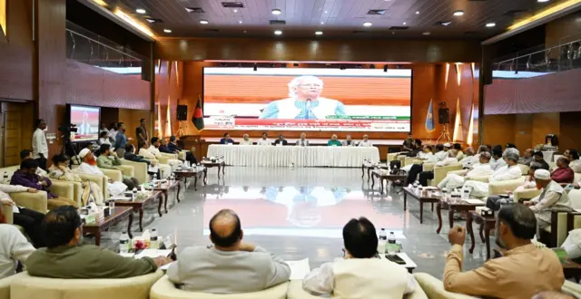 জুলাই সনদ নিয়ে বুধবার রাতে রাজনৈতিক দলগুলোর সঙ্গে বৈঠক করে জাতীয় ঐকমত্য কমিশন। সবার পেছনে টেবিলের অন্যপাশে বসেছেন প্রধান উপদেষ্টা মুহাম্মদ ইউনূস ও ঐকমত্যর কমিশনের সদস্যরা, সামনে মাঝখানে ফাঁকা রেখে চারপাশে সোফায় বসেছেন বিভিন্ন রাজনৈতিক দলের নেতারা। 