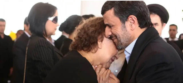 عکسی که نشان می‌دهد مادر چاوز در حال گریه صورتش را به صورت محمود احمدی‌نژاد چسبانده و دستانش را گرفته است.