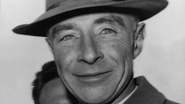 Abbaa boombii atoomawaa- Roobart Oppanhaymar