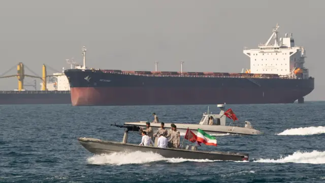 سربازان نیروی دریایی ایران بر عرشه یک قایق تندروی مسلح در خلیج فارس، نزدیک تنگه هرمز 