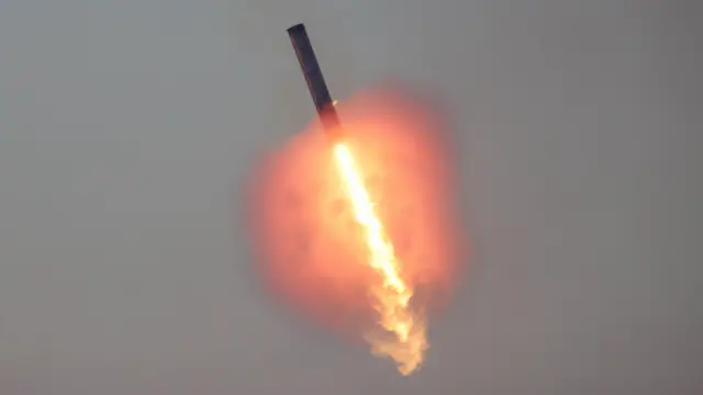 Etrafını turuncu dumanlar saran Starship güçlendiricisi