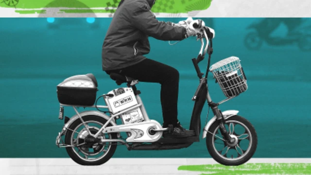 전동스쿠터가 도로 위를 질주하고 있는 모습