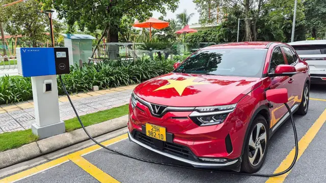 印著越南國旗的Vinfast電動車正在充電。該公司在全國鋪設大量的充電設施，但只能為Vinfast車充電。