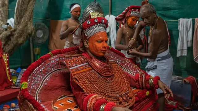 තෙයියම් නිරූපකයින් උත්සාහ කරන්නේ ප්‍රේක්ෂකයින් තමන් අනුකරණය කරන දෙවිවරුන් වෙත සමීප කරවීමට ය