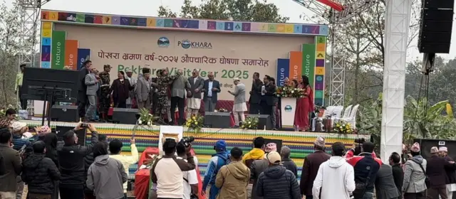 बलून पड्किएर ठूलो आगो बलेपछि अर्थमन्त्री पौडेल मञ्चतर्फ दौडिएको तस्बिर