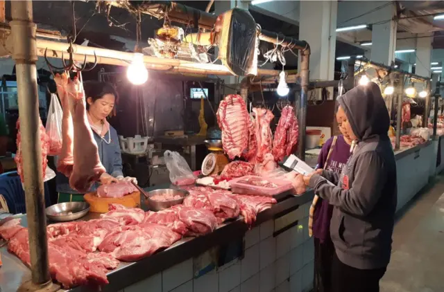 Una alumna comprando carne