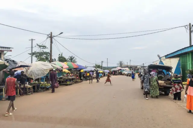 Une route avec des étalages de marchandises aux deux abords