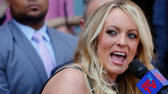  Trump arahakana ko ata migenderanire afitaniye na  Stormy Daniels (ari kw'ifoto)