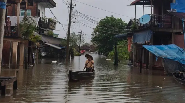ဘားအံမြို့ပေါ် မြေနိမ့်ရပ်ကွက်တွေမှာ လှေနဲ့သွားလာနေကြရ