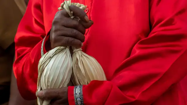 Telur maleo dibungkus daun lontar untuk ritual Mombowa Tumpe.