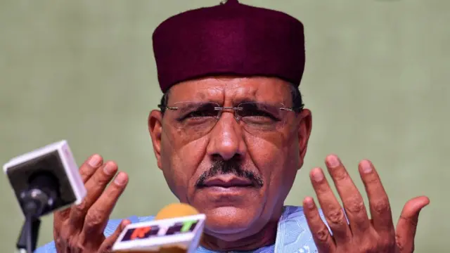 Sojas wey dey guard Niger President Mohamed Bazoum overthrow and put am for prison for July 2023.