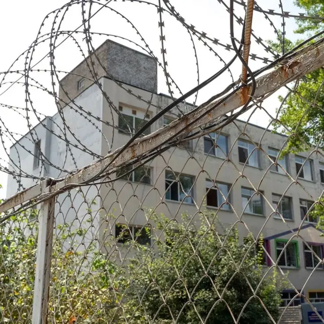  زندان ویژه‌ای که در آن ۶۲ نفر به جرم همکاری با دشمن  در آن محبوس هستند -یک نماینده مجلس می‌گوید این بهایی است که قانون تعیین کرده است