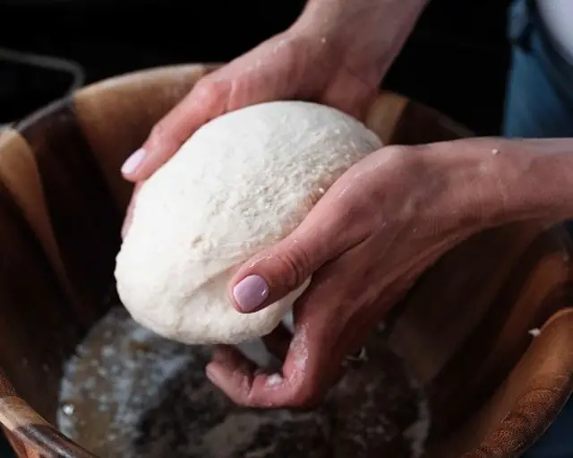 په لاسونو کې اوړه را اخیستې دي.